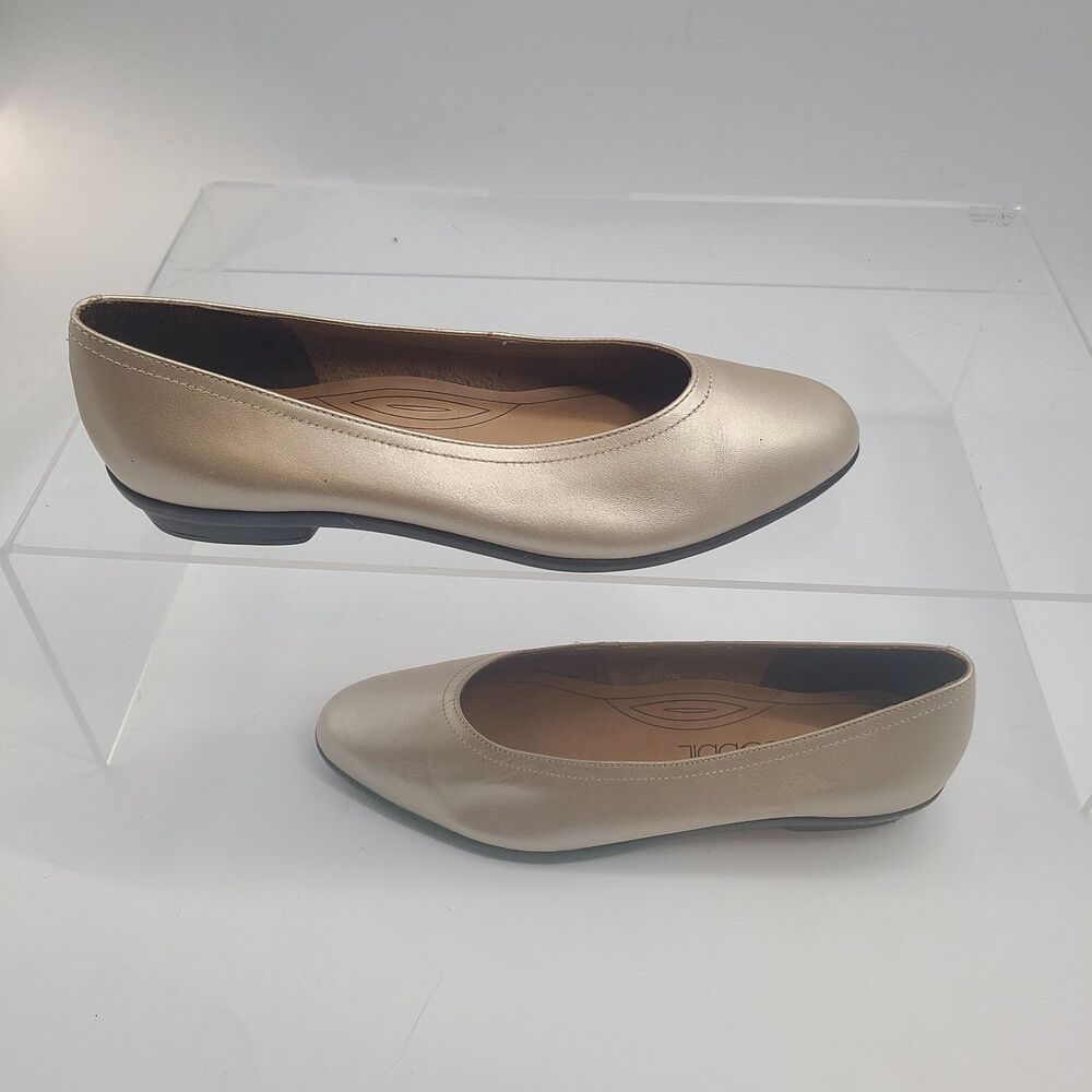 Cobbie Cuddlers Womens Ballet Flats Shoes Gold  Metallic Leather Cushioned 7W - Picture 2 of 9